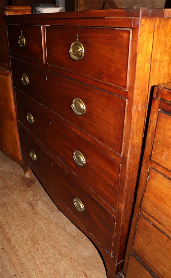 Mahogany chest of drawers(-)